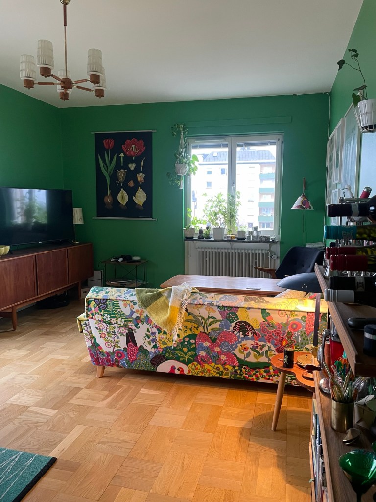 Green living room Svenskt tenn sofa Josef Frank